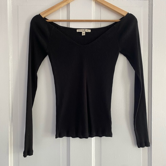 Express Women’s Off Shoulder V Neck Black Top in S - Picture 1 of 2